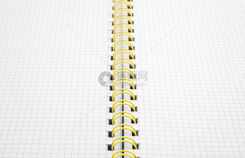 特写螺旋绑定的笔记本宏观字帖练习簿平方零售工作簿活页夹设备黄色书脊图片