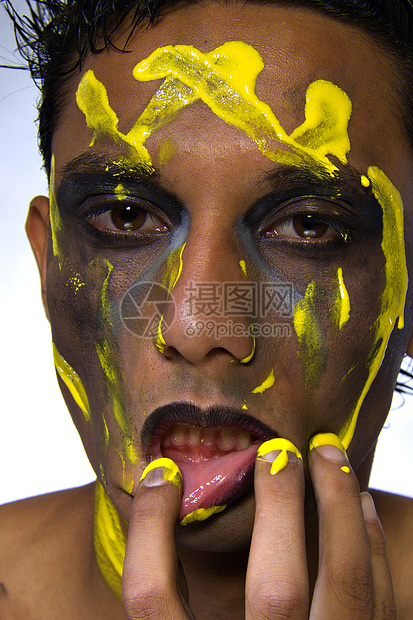 脸上涂着油漆的印度尼西亚青年男子图片