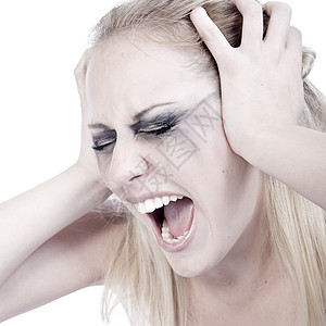 一个尖叫的年轻金发女人的演唱室肖像图片