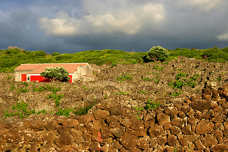 居内岩石树木空气石头房子植被群岛山脉乡村国家图片