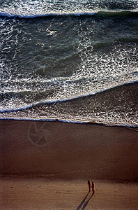 海滩支撑夫妻冲浪背景图片
