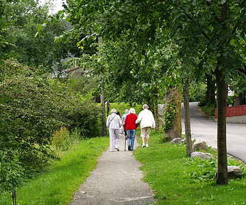 老年妇女步行图片