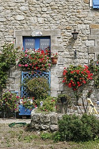 普卢哈纳尔 有蓝窗和鲜花的房子图片