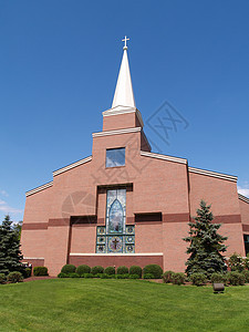 现代红砖教堂的前面图片