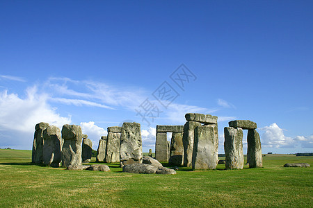 石柱蓝色英语石头历史性岩石纪念碑王国旅游绿色天空图片