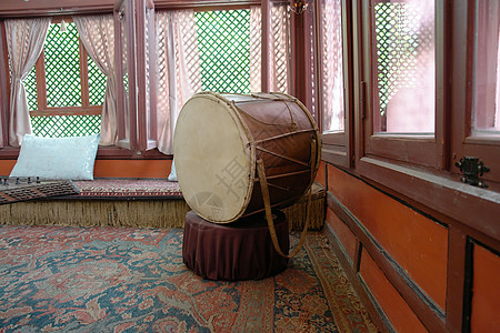 古代圆鼓衣服乐器古董文化建筑绳索旅行手工活动游客背景图片