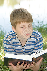 男孩读书公园活动教育场地假期孩子们学校男性眼睛男孩们图片