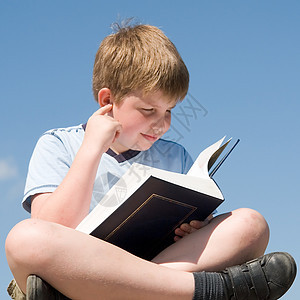 男孩读书学习男人说谎天空男性草地页数孩子文学娱乐图片