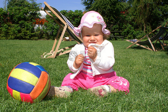 女孩和球躺椅帽子跑步儿童粉色草地阳光孩子女儿童年图片