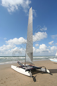 海滩上的卡塔马兰假期海洋天空运动帆船冲浪娱乐航行图片
