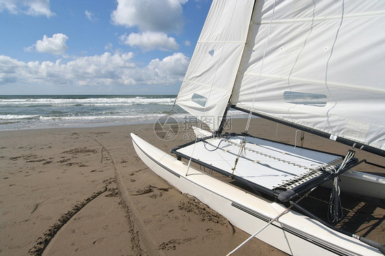 海滩上的卡塔马兰航行海洋假期帆船娱乐天空运动冲浪图片
