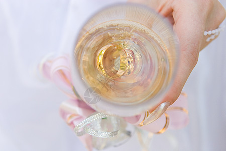 两个结婚戒指 香槟酒杯中的两个婚戒图片