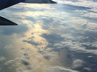 从飞机上看到天空背景图片