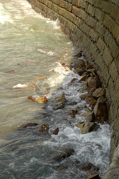 冲击墙的波浪海浪围墙石头岩石日落波形图片