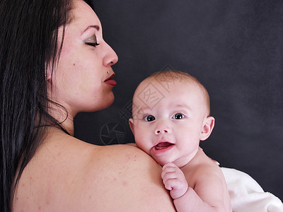 妇幼母亲和子女纽带女性黑色冲孔中性婴儿女士培育孩子家庭背景图片