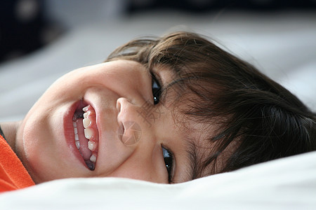 小男孩在背上开心快乐微笑高清图片素材