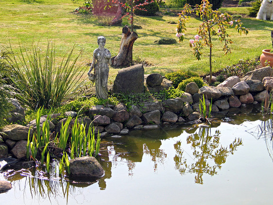 古典花园鱼池图片
