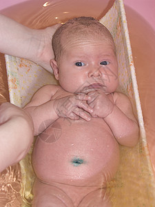 一个洗澡的新生儿女孩 3图片