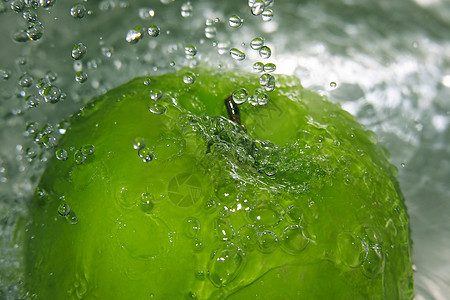 苹果喷出卫生饮食水果飞溅气泡健康蓝色液体波纹图片
