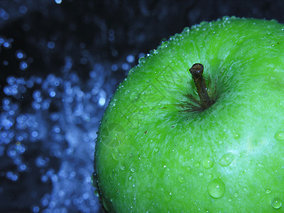 正在刷新苹果水果液体饮食波纹卫生飞溅蓝色蔬菜健康气泡图片