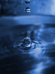 水滴艺术插图液体涟漪蓝色背景图片