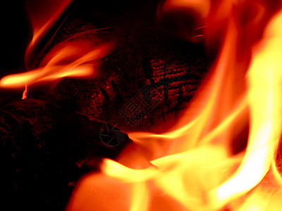 火焰红色大火燃烧耀斑篝火黑色煤炭黄色背景图片