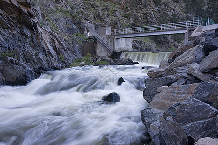 山河的堤坝 在深深黑暗峡谷中流淌白色岩石灌溉瀑布巨石农田图片