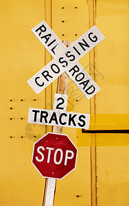 跨越铁路警告火车邮政机车货物危险穿越运输图片