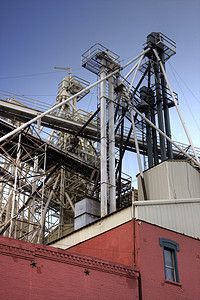 旧谷物电梯管道梯子红色农业筒仓仓库图片
