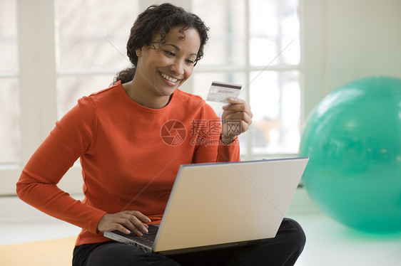 使用信用卡和笔记本电脑的黑人妇女卡片成人女性商业微笑支付平衡开支技术互联网图片