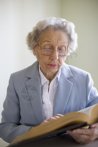 阅读圣经的老年妇女图片