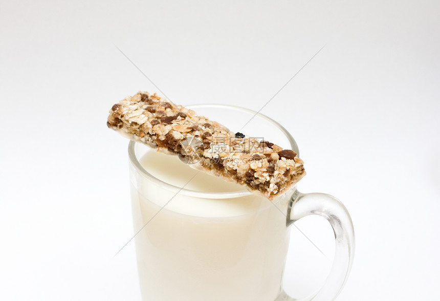 牛奶和健身棒营养液体节食燕麦杯子植物葡萄干重量运动薄片图片