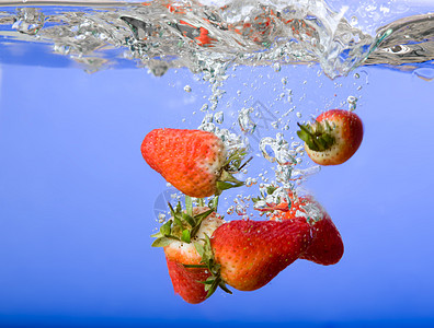 水中的草莓背景嘶嘶溪流水果流动流行音乐海浪小吃蓝色资源食物图片