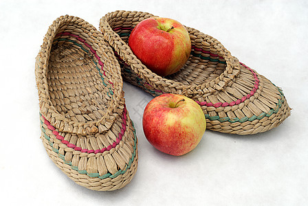 胸鞋和两个苹果图片
