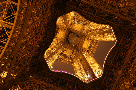 埃菲尔铁塔框架照明纪念碑建筑学建筑地标旅游游客地面紫色图片