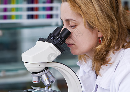 通过显微镜查看知识乐器化学工人女性注意力学生样本奖学金科学图片