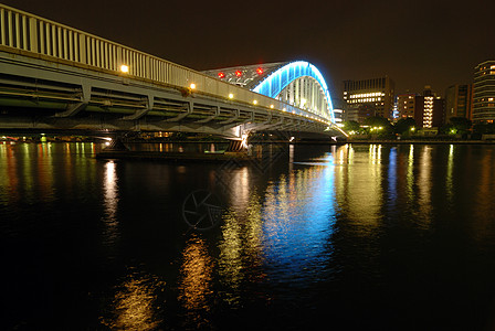 夜间城市风景金属反射天际摩天大楼建筑学窗户蓝色图片