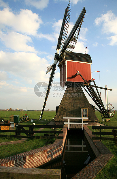 传统荷兰风车季节场地运河植物蓝色田园牧场环境天空环保图片