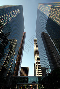 在城市里高楼财富职场天空工作生长商业办公室摩天大楼蓝色图片