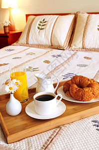 早餐在旅馆房间的床上吃服务床单家具房子卧室酒店摆设咖啡飞碟果汁图片