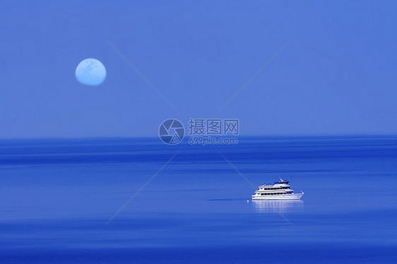 月亮在蓝湖上乘船图片