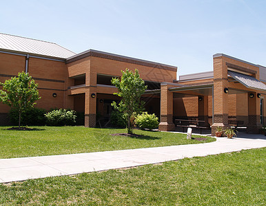 现代砖制学校的外部图片