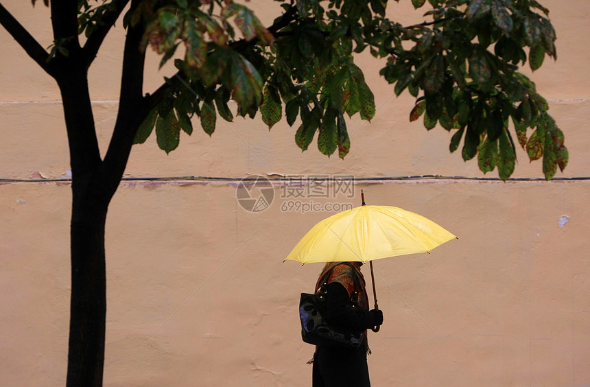 黄色雨伞大街衣服寂寞裙子成人商业叶子悲伤风暴人士图片