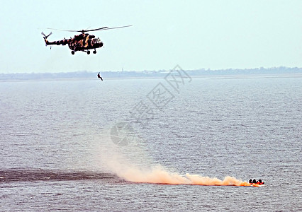 直升机 援救行动图片