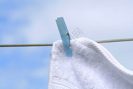 洗涤日洗衣店毛巾细绳衣绳宏观天空衣夹领带衣服白色图片