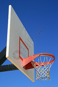 篮球网和后板戒指金属运动红色篮板蓝色晴天天空法庭游戏图片