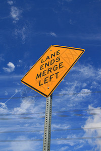 Lane Ends 路标标志车道交通字母街道合并测试法律白色驾驶天空图片