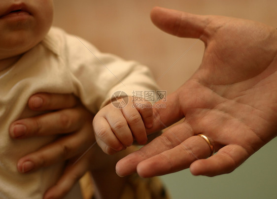 两个大一个小眼睛家庭手指孩子婴儿情绪儿子母亲宝贝戒指图片