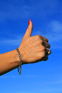缩略图上标号红色手指珠宝展示女性棕榈比划戒指手势概念图片