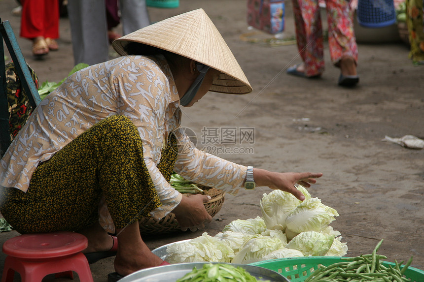 销售蔬菜摊位女士展示食物旅行市场图片
